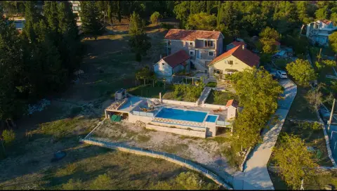 Steinhauswerkauf mit großem Grundstück | Gradiošnica, Tivat